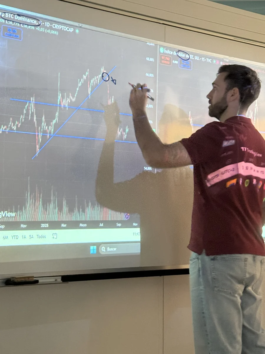 Lander San Vicente explicando un gráfico